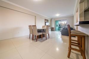 113 - Apto 3 dorm c sacada 130m do mar