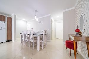 248 - Apto 3 quartos e sacada 100 mts do mar