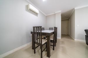 249 - Apto a 100m do mar c sacada e churrasqueira