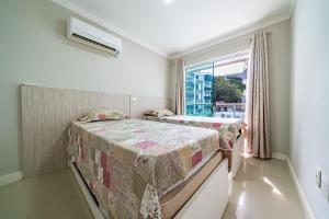 249 - Apto a 100m do mar c sacada e churrasqueira