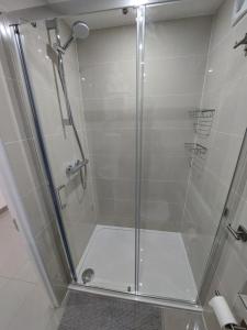 Cosy North Kensington Family apartment for 4 persons - Children stay free Netflix inbedrooms Close to underground and overground stations - very convenient for Wembley Stadium