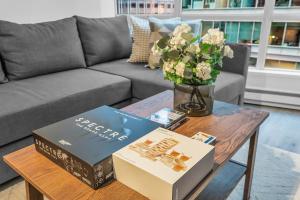 1-BR Condo in Downtown Coal Harbour with Parking and City Views