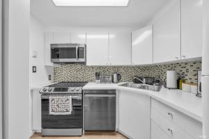 1-BR Condo in Downtown Coal Harbour with Parking and City Views