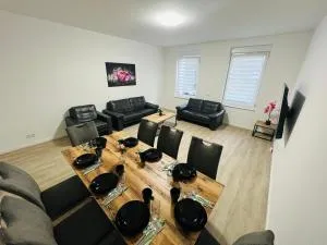City Apartment - 9 Bedrooms - 22 Beds - WiFi - Kitchen - Auf dem Dören