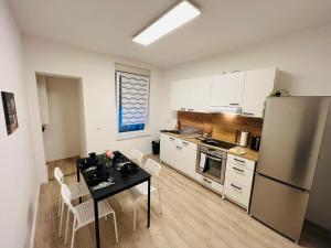 City Apartment - 9 Bedrooms - 22 Beds - WiFi - Kitchen