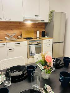City Apartment - 9 Bedrooms - 22 Beds - WiFi - Kitchen