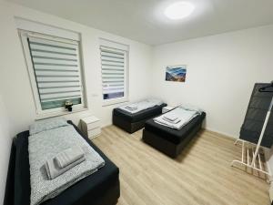 City Apartment - 9 Bedrooms - 22 Beds - WiFi - Kitchen