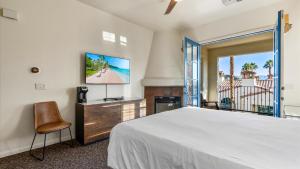 LV000 Freshly Furnished Upstairs LV Studio