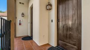 LV000 Freshly Furnished Upstairs LV Studio