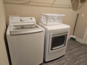 Endearing Private Bedroom in Shared House in ReResort