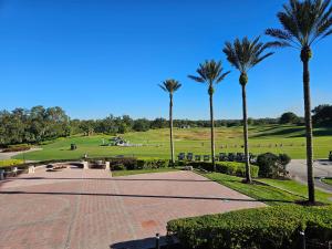 Endearing Private Bedroom in Shared House in Reunion Resort
