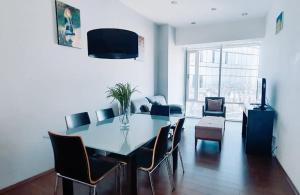 On Paseo de la Reforma, great location, luxurious, pool, gym