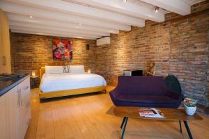 Modern, Luxury within iconic Sedona Architecture With Epic Red Rock Views Private Trail Head - Enjoy on property Sauna, Aromatherapy Steam Room, Hot Tub, Pools and Wellness Services