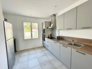 Maisons de vacances Maison moderne, 4 chambres, 150m de la mer, terrasse, WIFI, quartier calme - FR-1-231-291 : photos des chambres