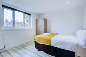6 - 7 beds-Sleeps 12-Elizabeth Line-Free Parking - Great Warley Street