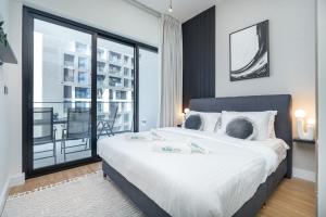 Elegant treat with Burj Khalifa view by Suiteable