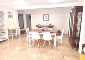 Charming & Spacious Apartment in Historic Centre & short walk to Beach