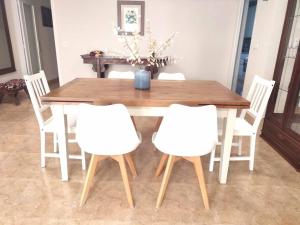 Charming & Spacious Apartment in Historic Centre & short walk to Beach