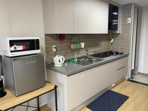 Spacious Luxury Condo w kitchen beside Hilton Clark D’Heights