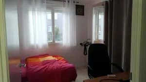 Belle chambre dans une charmante et grande maison duplex neuve et bien aérée - Maurepas