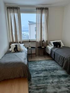 Ylimmän kerroksen tilava kolmio jokinäkymällä