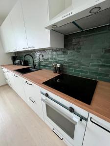 Ylimmän kerroksen tilava kolmio jokinäkymällä