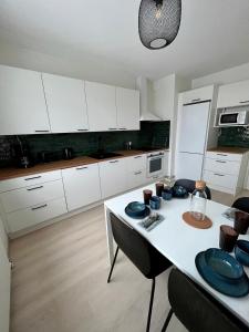 Ylimmän kerroksen tilava kolmio jokinäkymällä