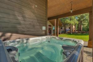 Norse Hall in Tahoe Donner - Gorgeous Home with Private Hot Tub and Gourmet Kitchen