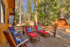 Cozy Wood Cabin- Updated- Hot Tub- Fireplace- Backs to Forest