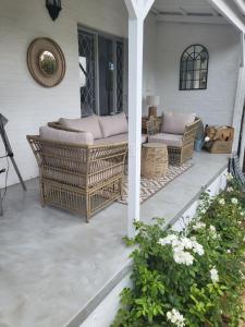 Charming 2 Bedroom Cottage in Noordhoek surrounds