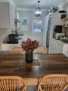 Charming 2 Bedroom Cottage in Noordhoek surrounds