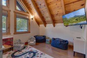 Olympic Valley Hideaway - Newly Remodeled Cabin with Private Hot Tub