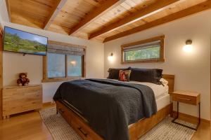 Olympic Valley Hideaway - Newly Remodeled Cabin with Private Hot Tub