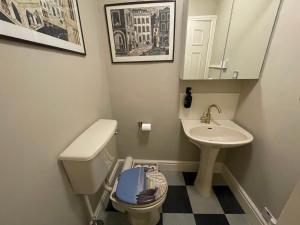 The Pickwick - 2 bedroom, 2 storey house with courtyard garden, just off Pulteney Street