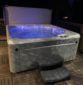 Tahoe Rim Retreat - Spacious 4BR with Pool Table and Private Hot Tub - Pet Friendly!