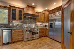 Tahoe Rim Retreat - Spacious 4BR with Pool Table and Private Hot Tub - Pet Friendly!