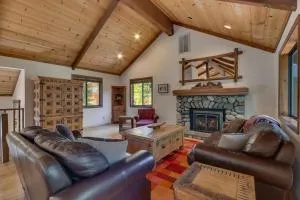 Tahoe Woods - Tahoe Park Cabin w Hot Tub, Fireplace, Near Skiing! - 塔霍城
