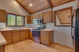 Tahoe Woods by Tahoe Getaways - Pet Friendly Tahoe Park Cabin w Hot Tub, Fireplace, Near Skiing!