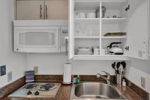 Beautiful Blue & Gold Studio With Ocean View