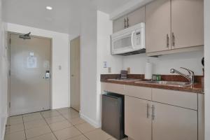 Beautiful Blue & Gold Studio With Ocean View