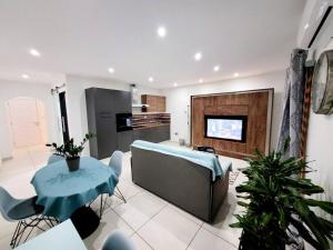 New&Cosy Apartment with Balcony