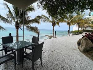Luxury apartment on a beach front building, Manta.