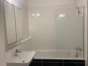 Westside Residence apartment - modern & peaceful - FREE GARAGE!