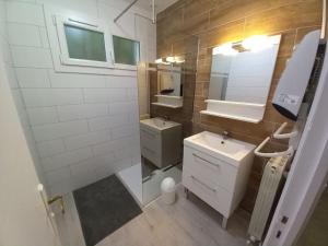 Maisons de vacances Gite d-Elvire Maison chaleureuse avec jacuzzi privatif et parc arbore : photos des chambres