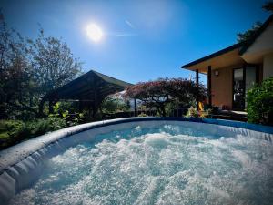 Útulný malý domček s vírivkou