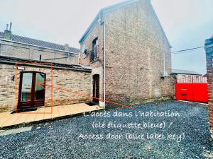 Chambre et SDD privées dans une maison partagée avec des résidents