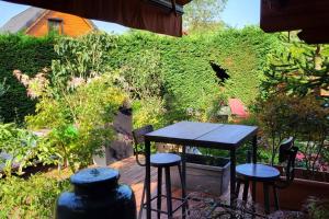 Dans un parc privatif arboré