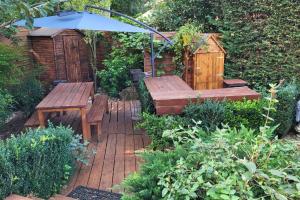 Dans un parc privatif arboré