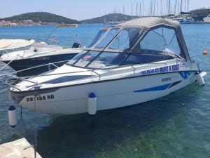 Vacation house with heated swimming pool 70 meters from the beach-Bobanac