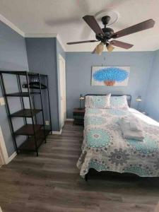 2022 Renovated 2-bdrm cozy, lovely condo wparking!